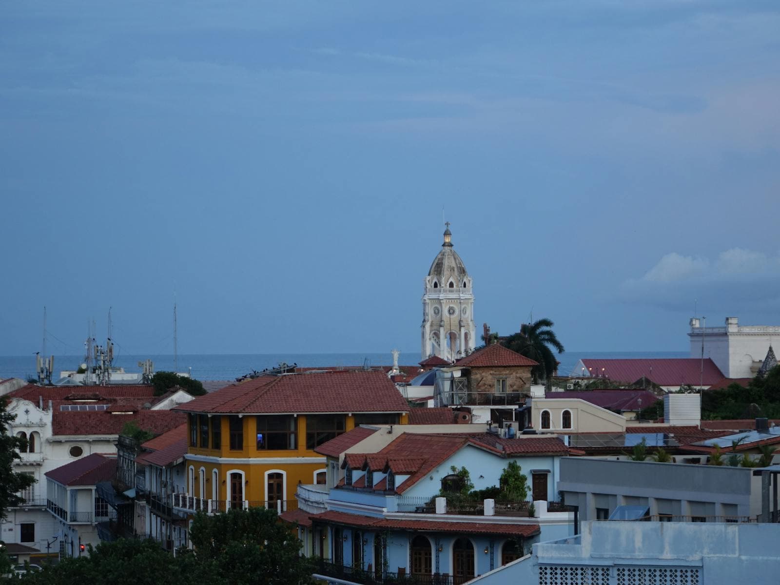 Vista de los tejados de Cartagena con el mar Caribe al fondo