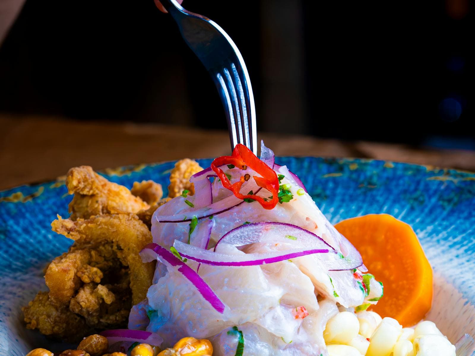 Plato de cebiche con mariscos y limón, gastronomía típica del Caribe
